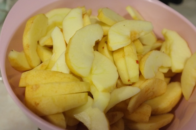 The sliced apples